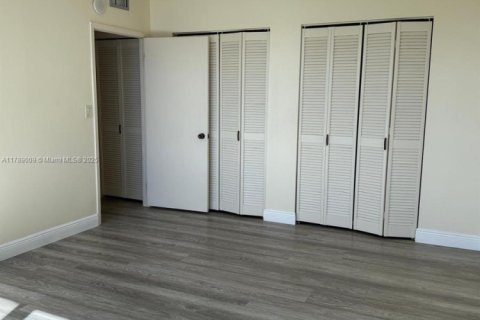 Condo in Hallandale Beach, Florida, 2 bedrooms № 1705012 - photo 19