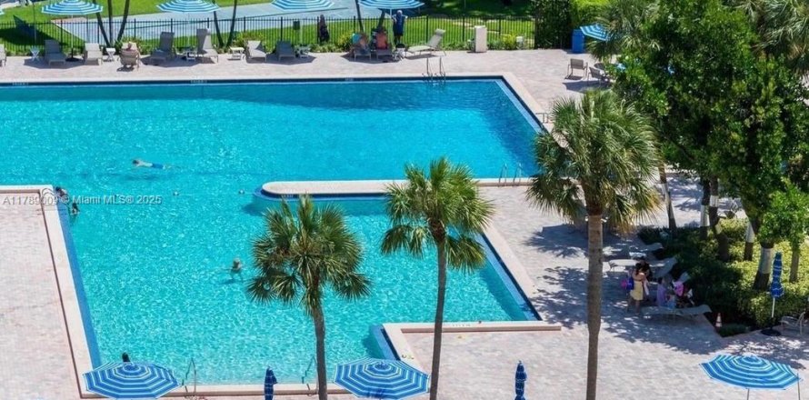 Condominio en Hallandale Beach, Florida, 2 dormitorios  № 1705012