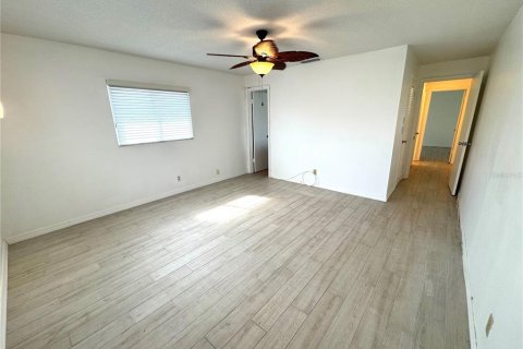 House in Pinellas Park, Florida 2 bedrooms, 153.2 sq.m. № 1544695 - photo 10