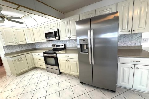 House in Pinellas Park, Florida 2 bedrooms, 153.2 sq.m. № 1544695 - photo 17