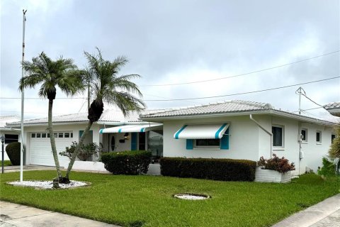 House in Pinellas Park, Florida 2 bedrooms, 153.2 sq.m. № 1544695 - photo 2