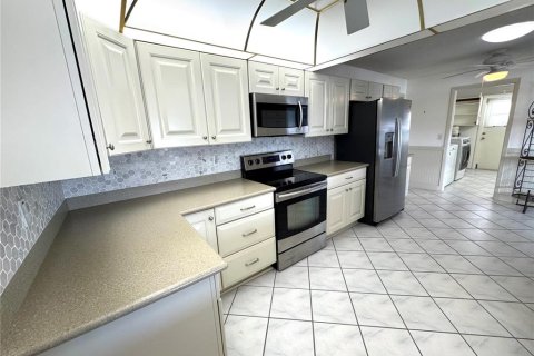 House in Pinellas Park, Florida 2 bedrooms, 153.2 sq.m. № 1544695 - photo 19