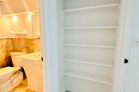 Condo in Surfside, Florida, 1 bedroom  № 2068738 - photo 17