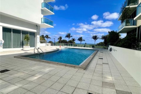 Condo in Surfside, Florida, 1 bedroom  № 2068738 - photo 27