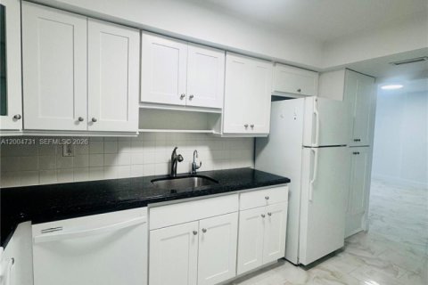 Condo in Surfside, Florida, 1 bedroom  № 2068738 - photo 16