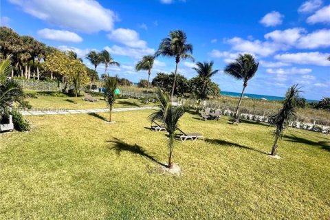 Condo in Surfside, Florida, 1 bedroom  № 2068738 - photo 30