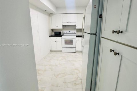 Condo in Surfside, Florida, 1 bedroom  № 2068738 - photo 14