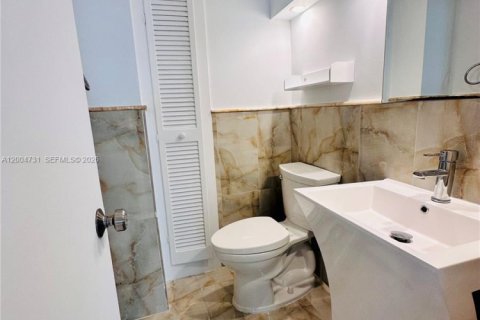 Condo in Surfside, Florida, 1 bedroom  № 2068738 - photo 18