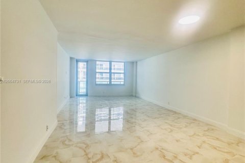 Condo in Surfside, Florida, 1 bedroom  № 2068738 - photo 12