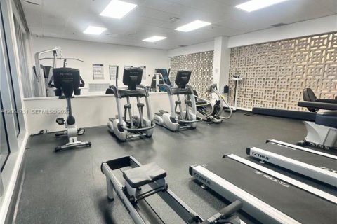 Condo in Surfside, Florida, 1 bedroom  № 2068738 - photo 25