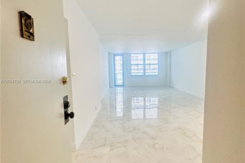 Condo in Surfside, Florida, 1 bedroom  № 2068738 - photo 11