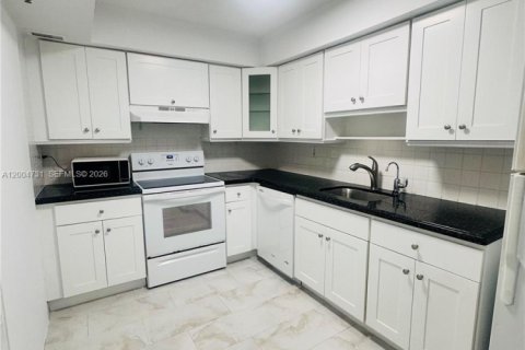 Condo in Surfside, Florida, 1 bedroom  № 2068738 - photo 15