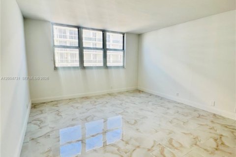 Condo in Surfside, Florida, 1 bedroom  № 2068738 - photo 20