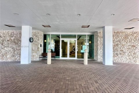 Condo in Surfside, Florida, 1 bedroom  № 2068738 - photo 5