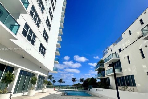 Condo in Surfside, Florida, 1 bedroom  № 2068738 - photo 28