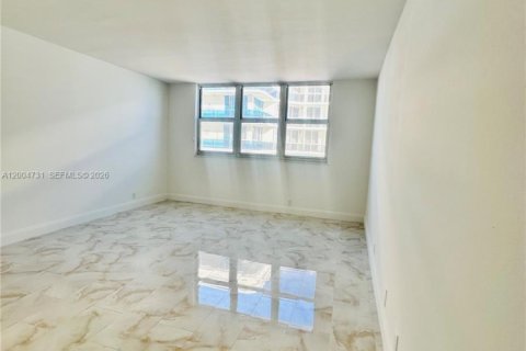 Condo in Surfside, Florida, 1 bedroom  № 2068738 - photo 21