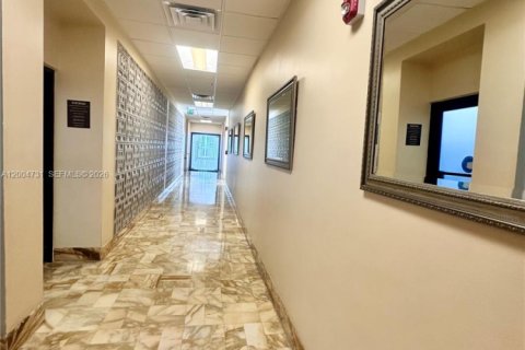 Condo in Surfside, Florida, 1 bedroom  № 2068738 - photo 23