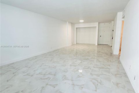 Condo in Surfside, Florida, 1 bedroom  № 2068738 - photo 13