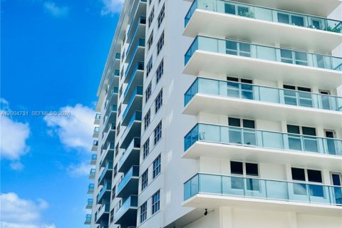 Condo in Surfside, Florida, 1 bedroom  № 2068738 - photo 4