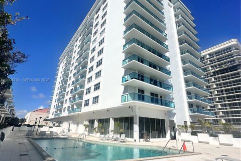 Condo in Surfside, Florida, 1 bedroom  № 2068738 - photo 29