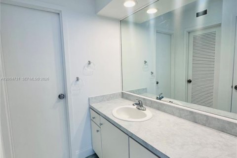 Condo in Surfside, Florida, 1 bedroom  № 2068738 - photo 19