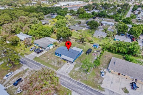 House in St. Lucie, Florida 4 bedrooms, 116.78 sq.m. № 2173029 - photo 2