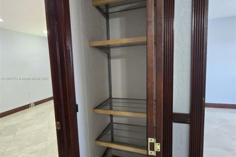 Condominio en alquiler en Miami, Florida, 3 dormitorios, 112.23 m2 № 1932857 - foto 20