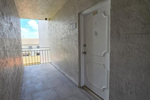 Condominio en alquiler en Miami, Florida, 3 dormitorios, 112.23 m2 № 1932857 - foto 29