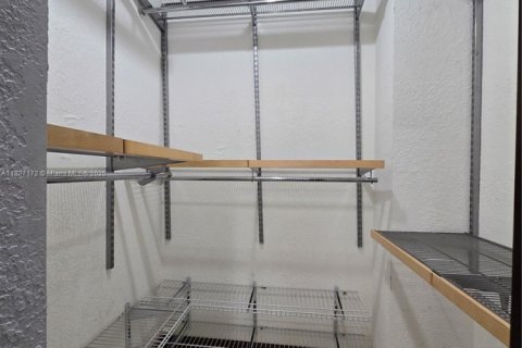 Condominio en alquiler en Miami, Florida, 3 dormitorios, 112.23 m2 № 1932857 - foto 16