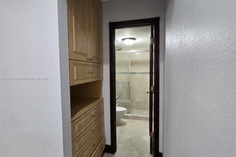 Condominio en alquiler en Miami, Florida, 3 dormitorios, 112.23 m2 № 1932857 - foto 15