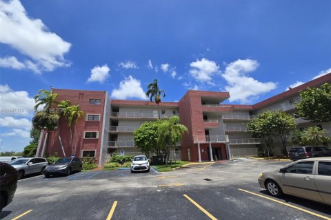 Condominio en alquiler en Miami, Florida, 3 dormitorios, 112.23 m2 № 1932857 - foto 2