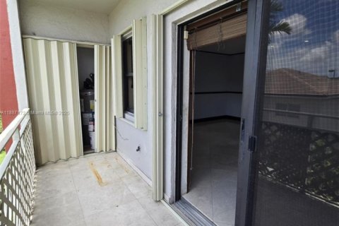 Condominio en alquiler en Miami, Florida, 3 dormitorios, 112.23 m2 № 1932857 - foto 12