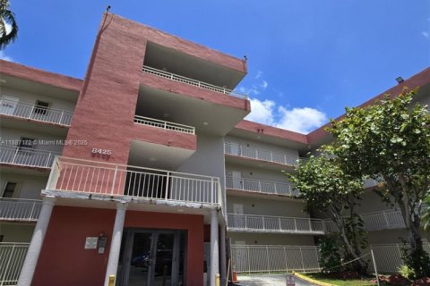 Condominio en alquiler en Miami, Florida, 3 dormitorios, 112.23 m2 № 1932857 - foto 3