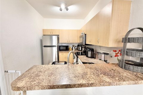 Condominio en venta en Kissimmee, Florida, 2 dormitorios, 75.44 m2 № 2221687 - foto 9
