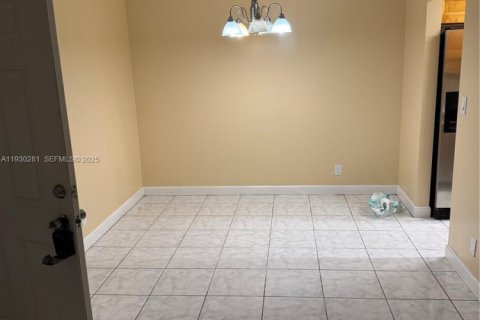 Condominio en alquiler en Lauderhill, Florida, 2 dormitorios, 98.48 m2 № 1989099 - foto 3