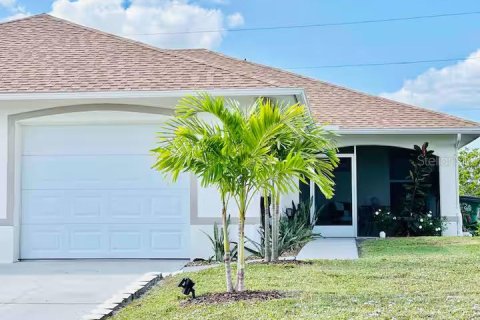 Apartamento en alquiler en Cape Coral, Florida, 2 dormitorios, 116.13 m2 № 1720398 - foto 1