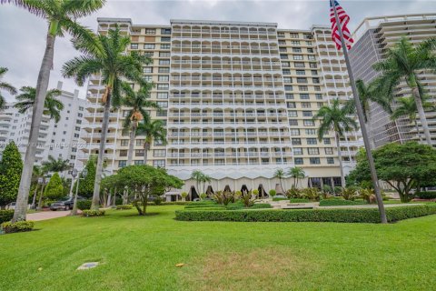 Condo in Bal Harbour, Florida, 2 bedrooms  № 1727164 - photo 1