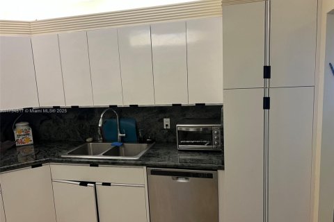 Condo in Bal Harbour, Florida, 2 bedrooms  № 1727164 - photo 24