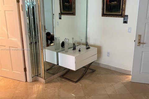 Condo in Bal Harbour, Florida, 2 bedrooms  № 1727164 - photo 12