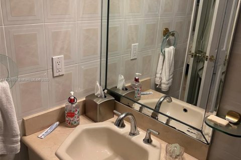 Condo in Bal Harbour, Florida, 2 bedrooms  № 1727164 - photo 7