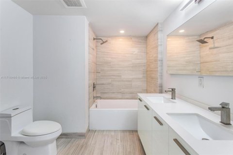 Condominio en alquiler en Miami, Florida, 1 dormitorio, 59.83 m2 № 1689431 - foto 13