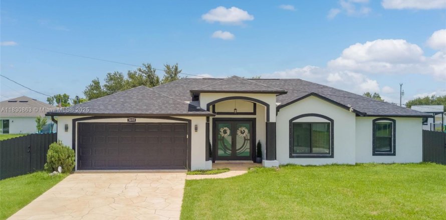 House in Cape Coral, Florida 3 bedrooms, 181.62 sq.m. № 1934171