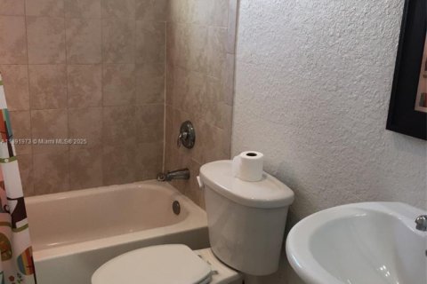 House in Miami, Florida 2 bedrooms, 72 sq.m. № 1943945 - photo 4