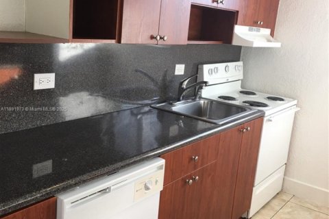 House in Miami, Florida 2 bedrooms, 72 sq.m. № 1943945 - photo 1