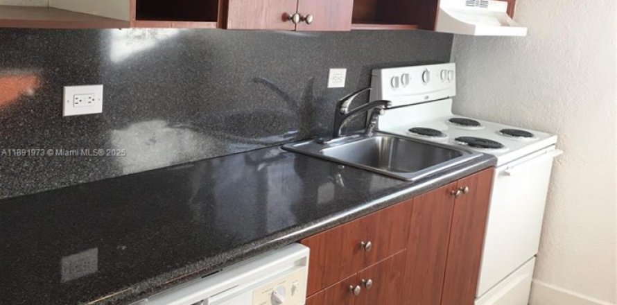 House in Miami, Florida 2 bedrooms, 72 sq.m. № 1943945