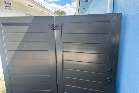 Immobilier commercial à louer à Hialeah, Floride: 1 chambre, 37.16 m2 № 2042629 - photo 3