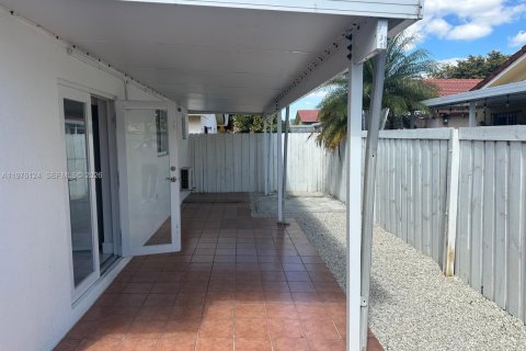 Immobilier commercial à louer à Hialeah, Floride: 1 chambre, 37.16 m2 № 2042629 - photo 2