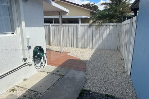 Immobilier commercial à louer à Hialeah, Floride: 1 chambre, 37.16 m2 № 2042629 - photo 14