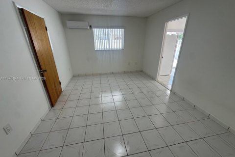 Immobilier commercial à louer à Hialeah, Floride: 1 chambre, 37.16 m2 № 2042629 - photo 4
