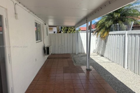 Immobilier commercial à louer à Hialeah, Floride: 1 chambre, 37.16 m2 № 2042629 - photo 10